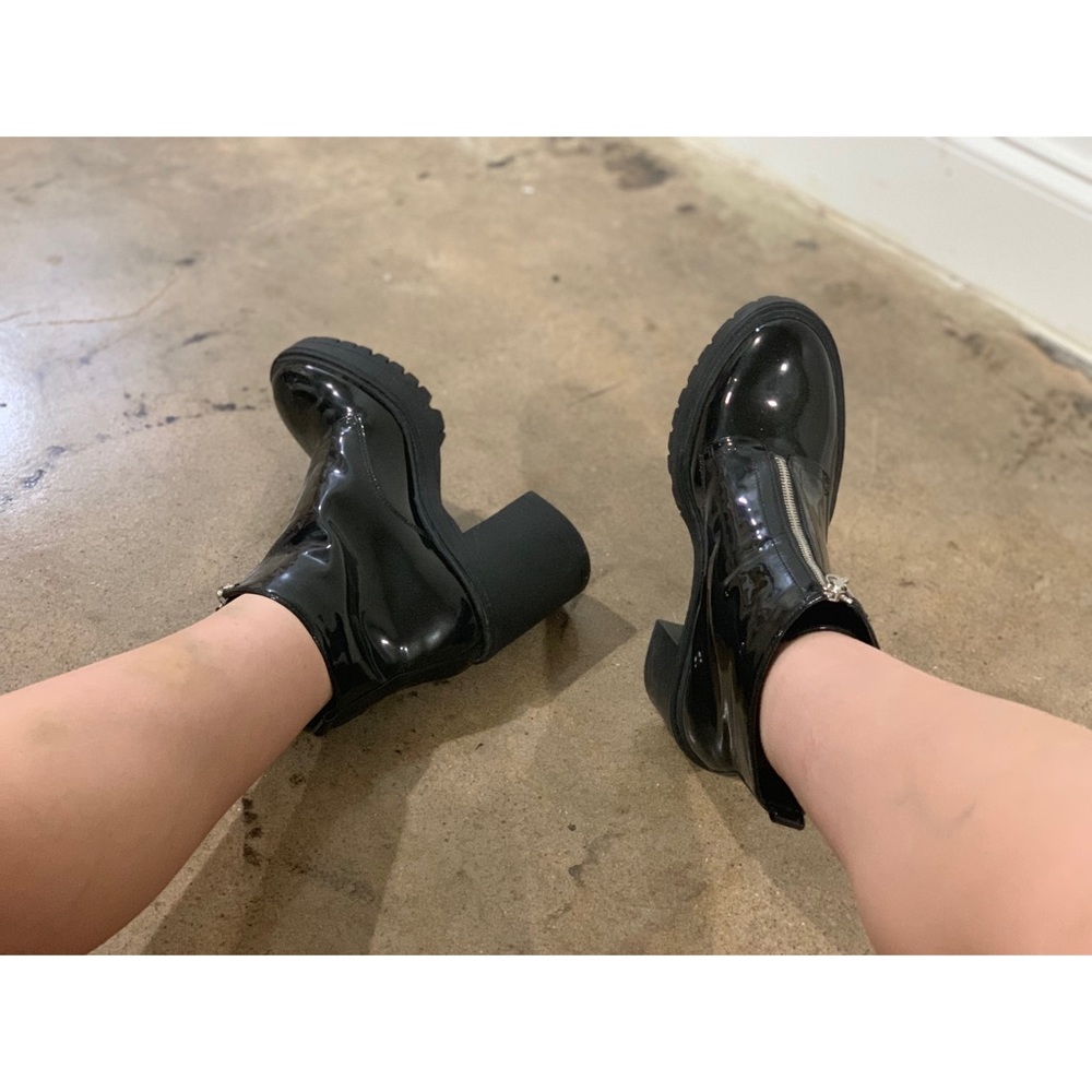 Heeled black patent boots w front zipper-nasty gal